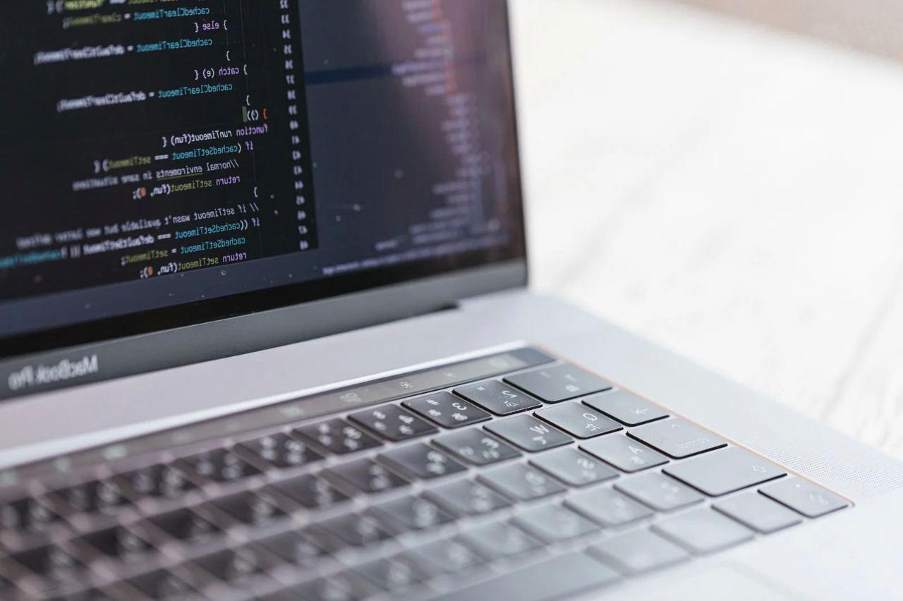 C言語とCOBOLの処理速度を比較するコンピューター画面