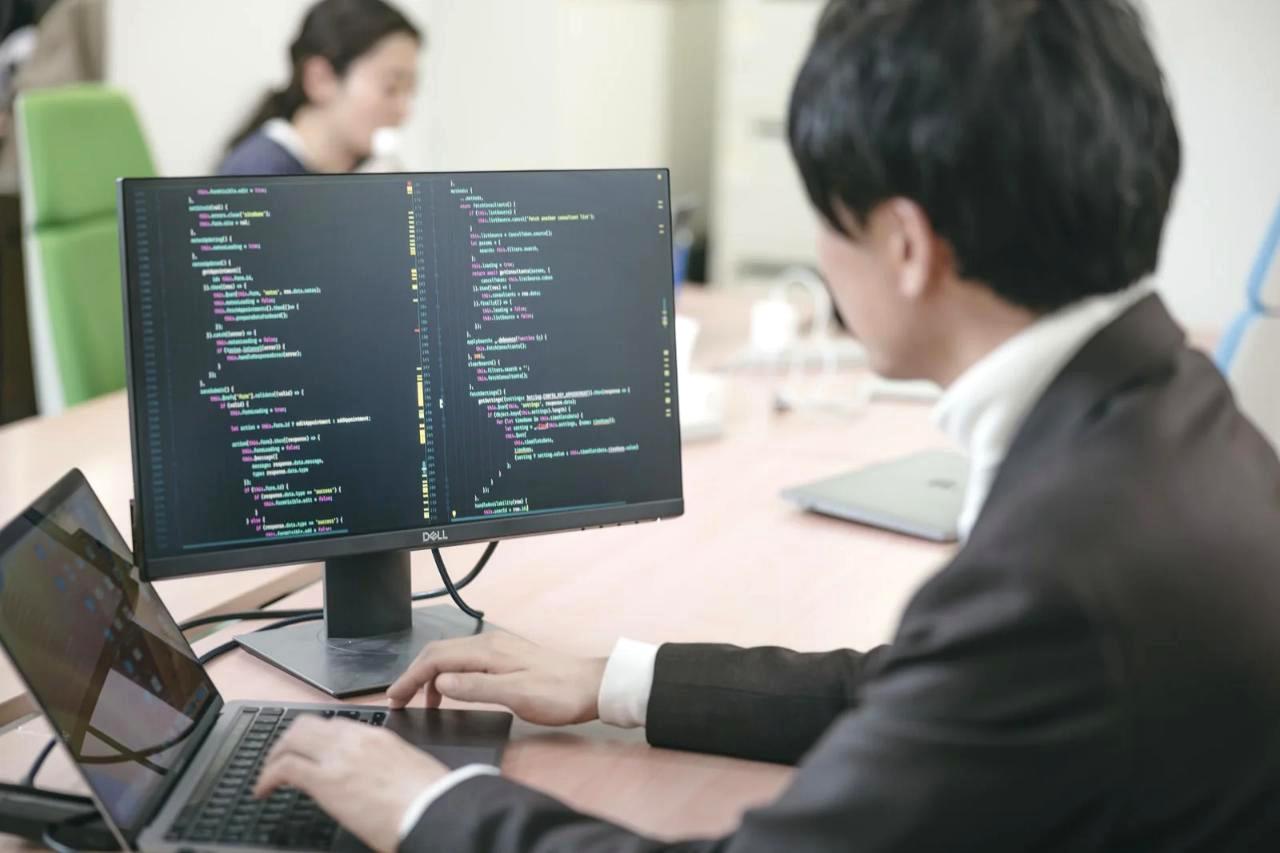 開発チームがGitやSubversionを活用する実践的な作業風景