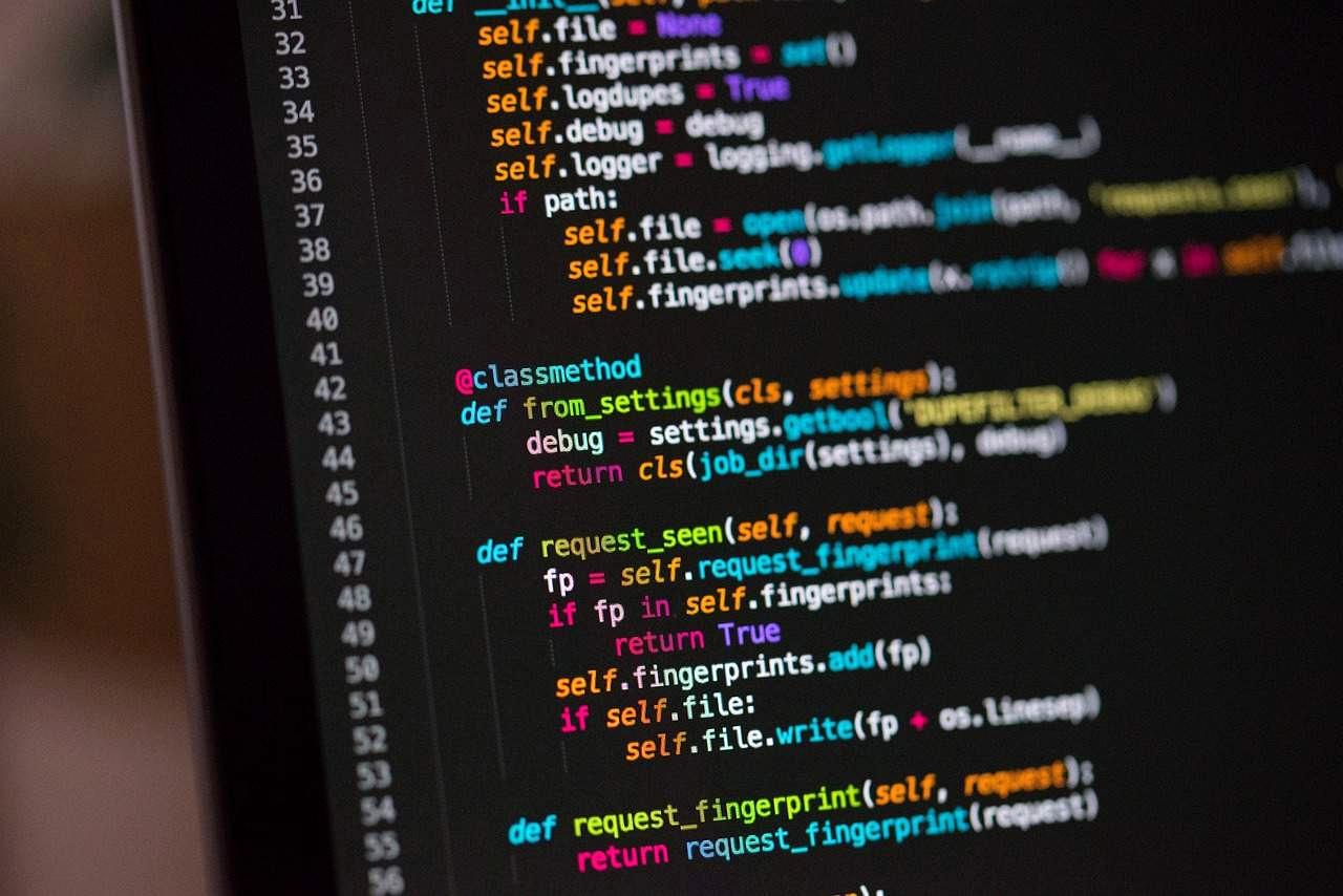 コードが散らばる様子を表現したイラスト、例外処理の悪い例を示す図