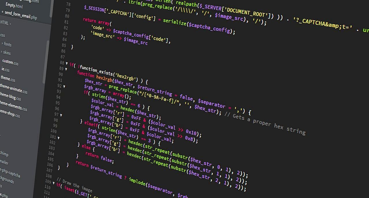 PHPのコードエディタでPHPUnitテストを実行し、緑色の成功表示が出ている開発者のデスクトップ画面