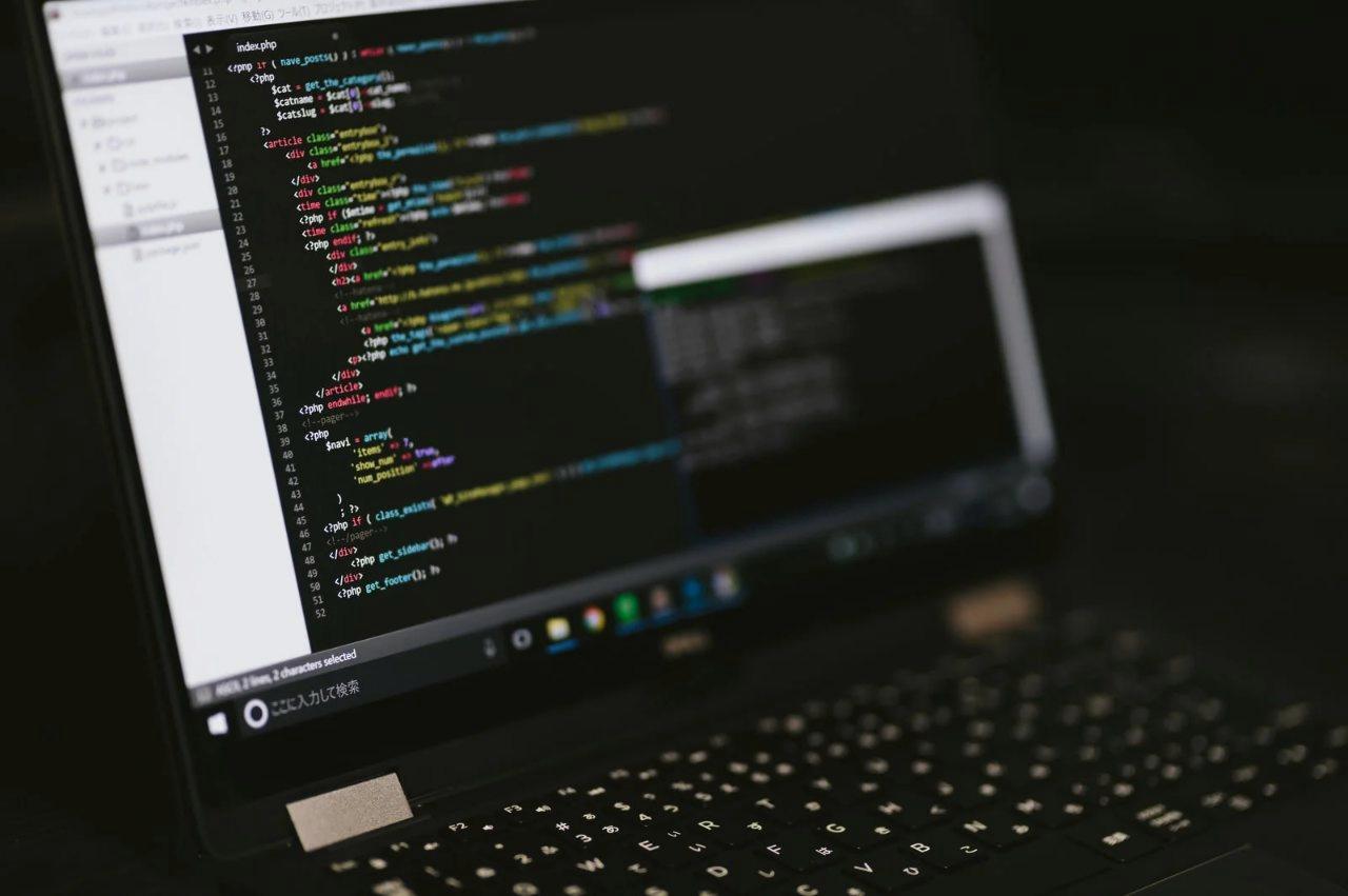 PHPとDartのWeb開発における特徴や選択基準を比較するイメージ