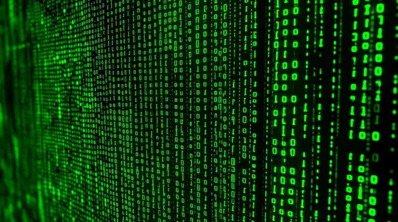 プログラマーがキャリアアップを目指すイメージ、成長する棒グラフとGo言語のロゴ