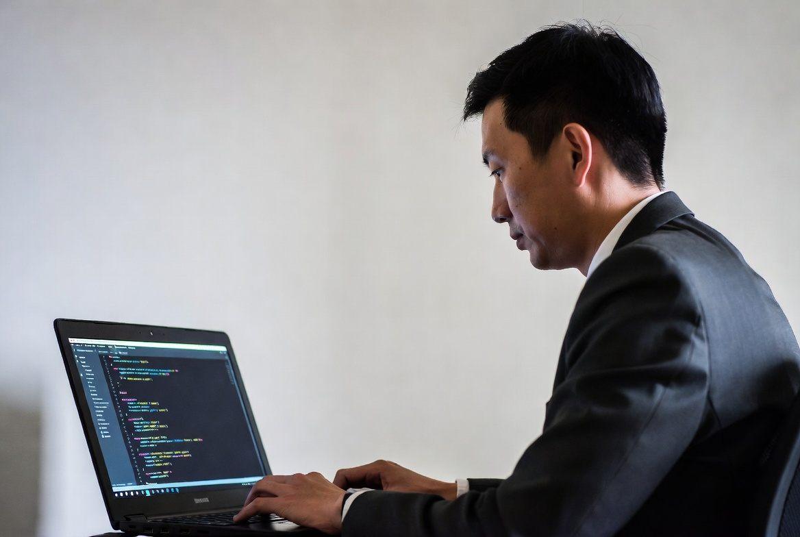 Python Flaskフレームワークの人気推移グラフと統計データを示すイメージ