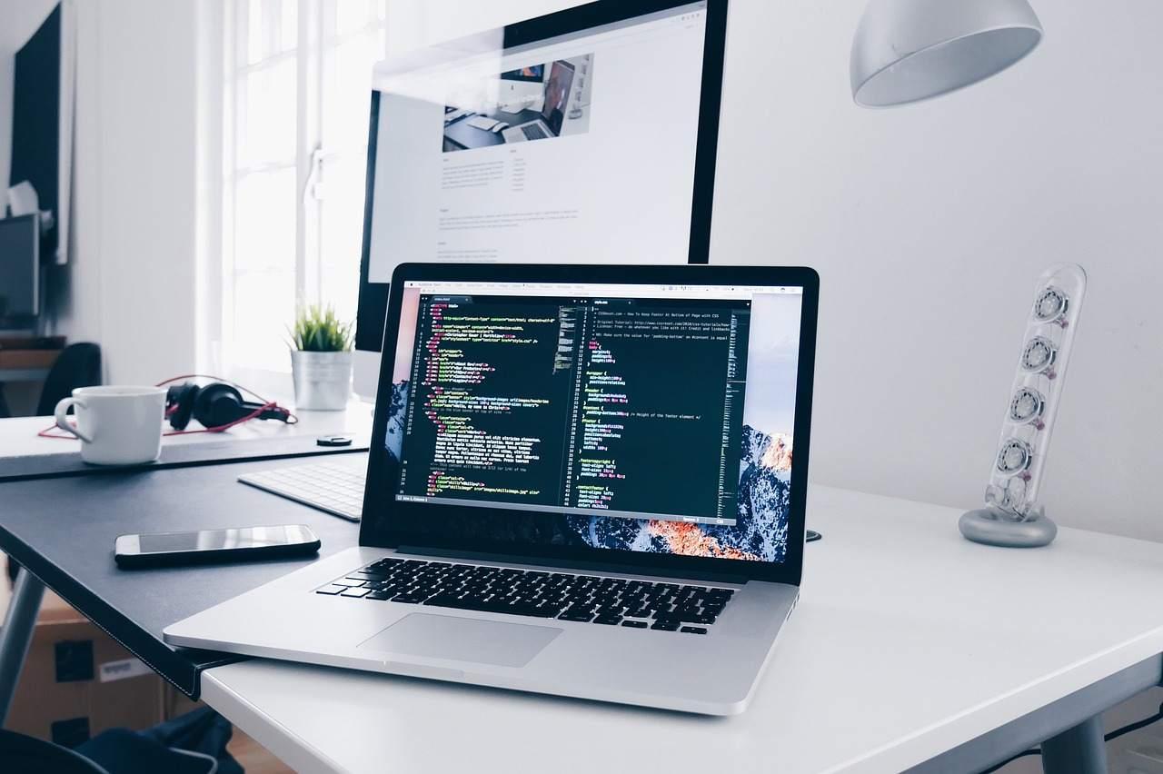 同じ推論処理を実装したVB.NETとObjective-Cのコードを横並びにし、行数カウントをバーグラフで示した比較図