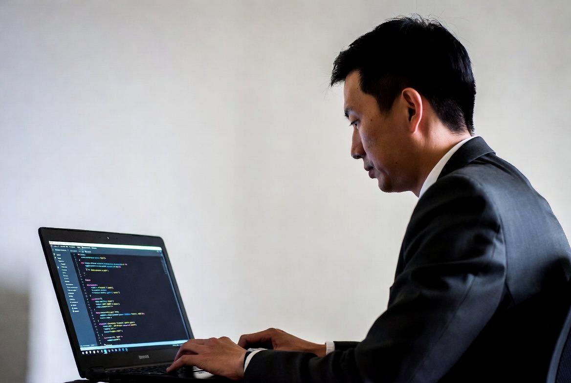 Pythonのsubprocessモジュールで外部コマンドを実行するコード画面と鍵マークのアイコン