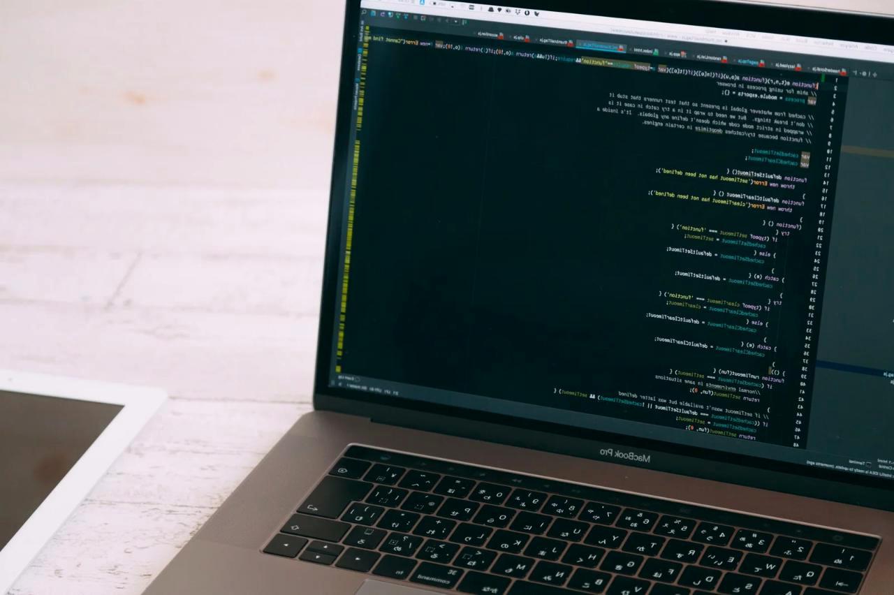 プロジェクト要件に応じてKotlinとC#の道を選び分ける分岐点のイラスト