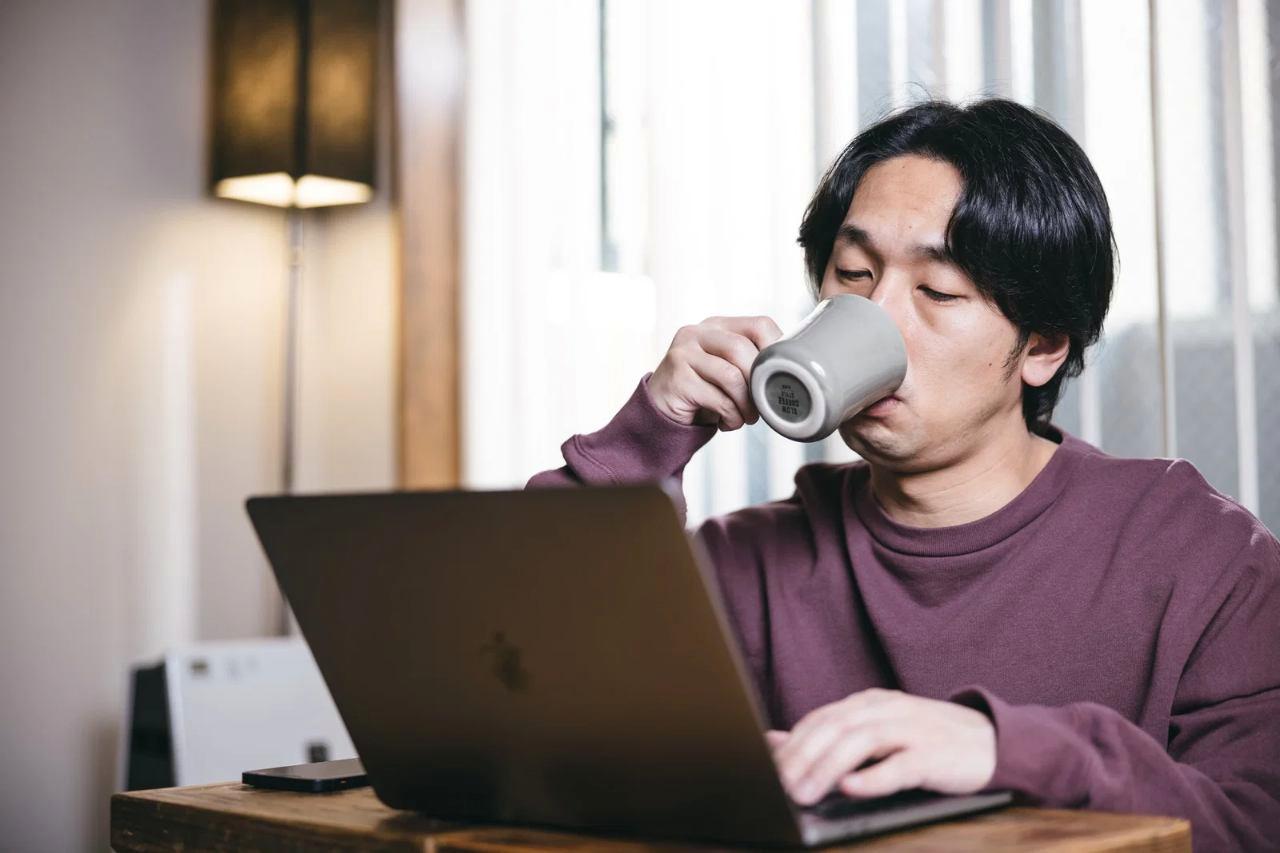 開発者がノートパソコンでコードを書いている作業風景