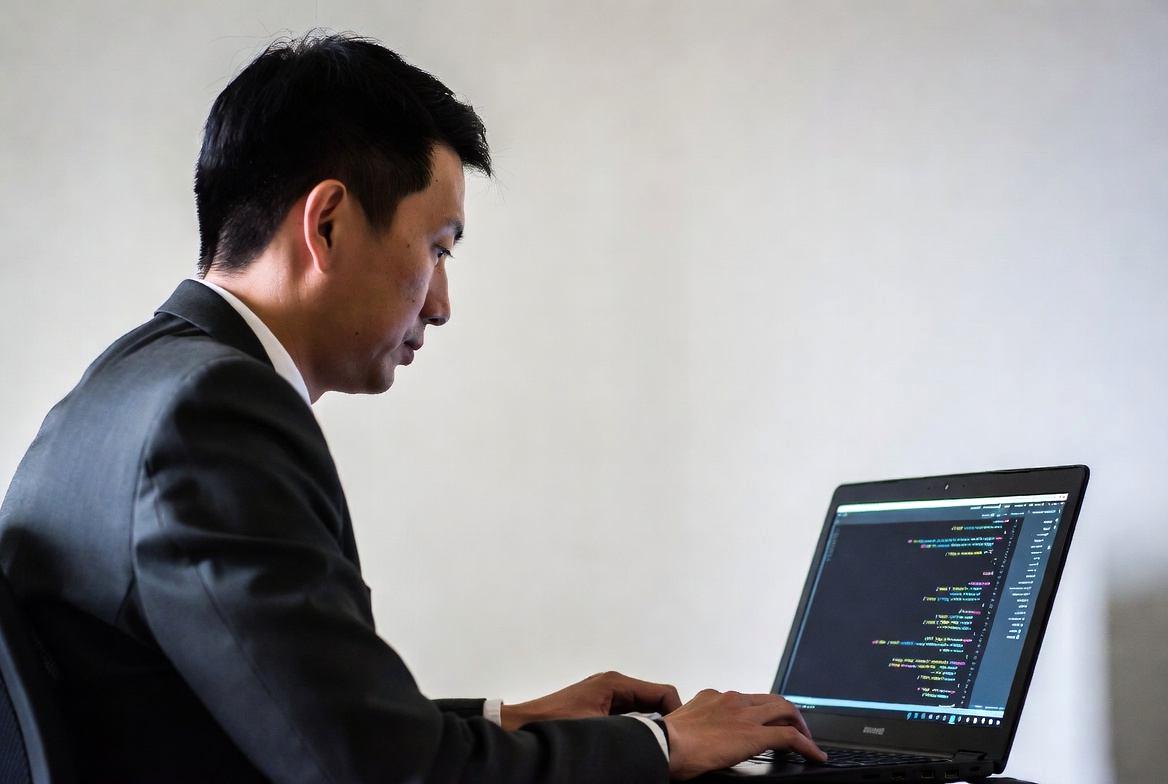staticmethodの実践的な使いどころを具体例で学ぶイメージ