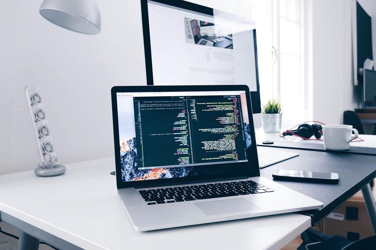 JavaとHaskellのロゴが並び、速度計測のグラフとサーバーアーキテクチャを背景にしたバックエンド開発の技術選定イメージ。