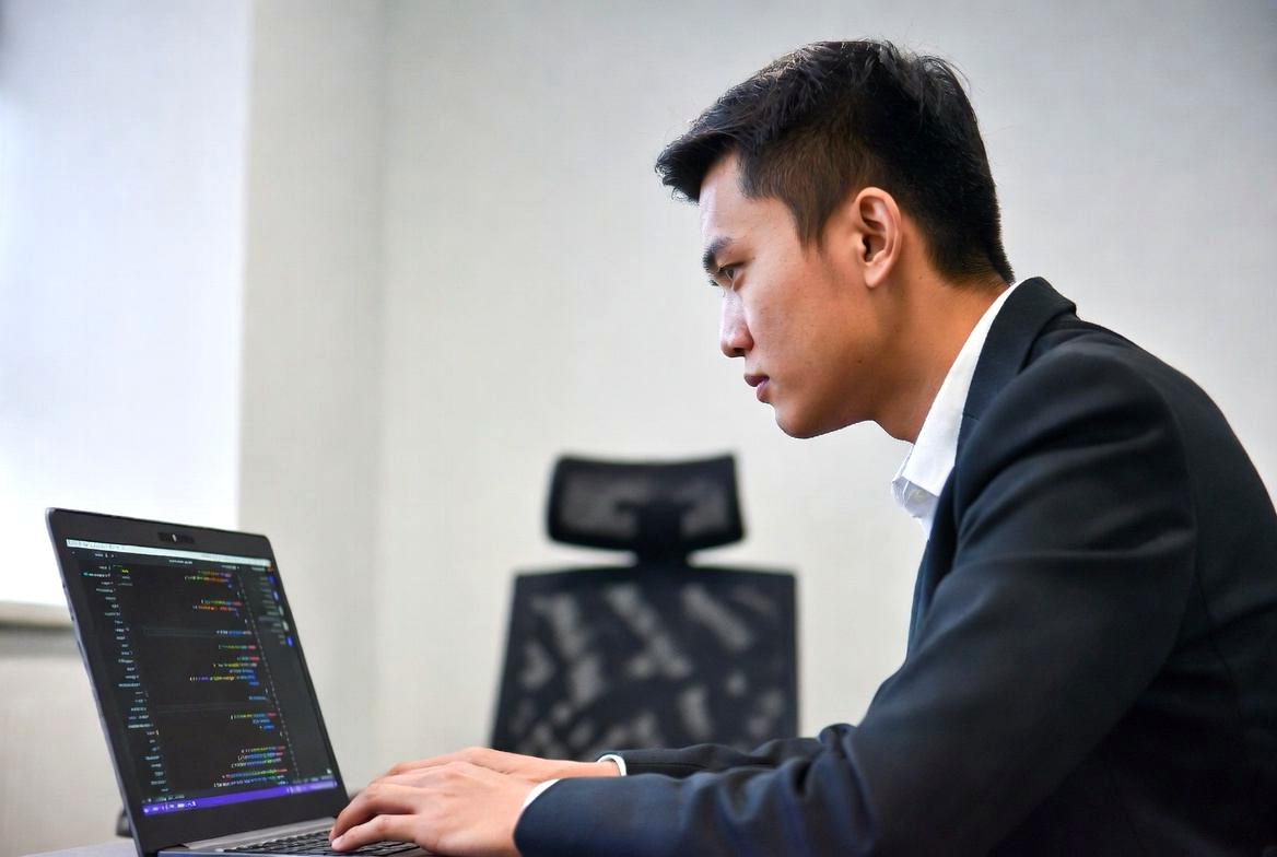 レガシーなObjective-Cコードが表示されたMacBookの画面