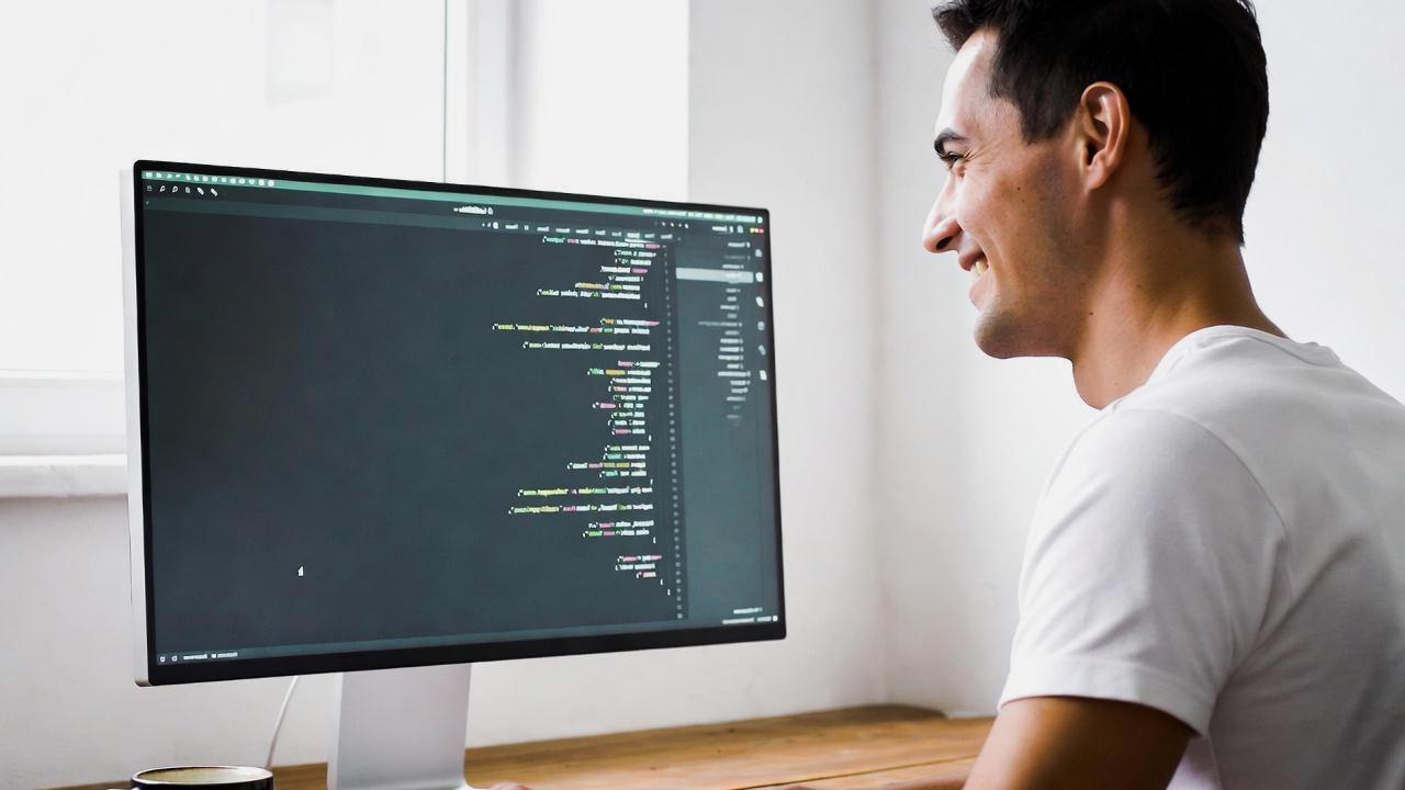 Golangのロゴと型パラメータ構文が輝くジェネリクス導入を表す概念イメージ