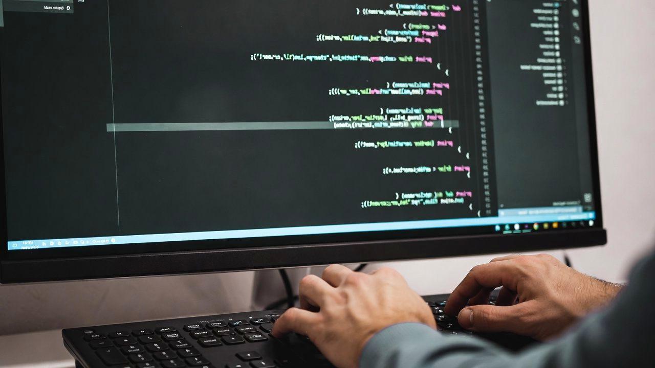 C言語が強みを発揮するAI開発分野を整理するイメージ