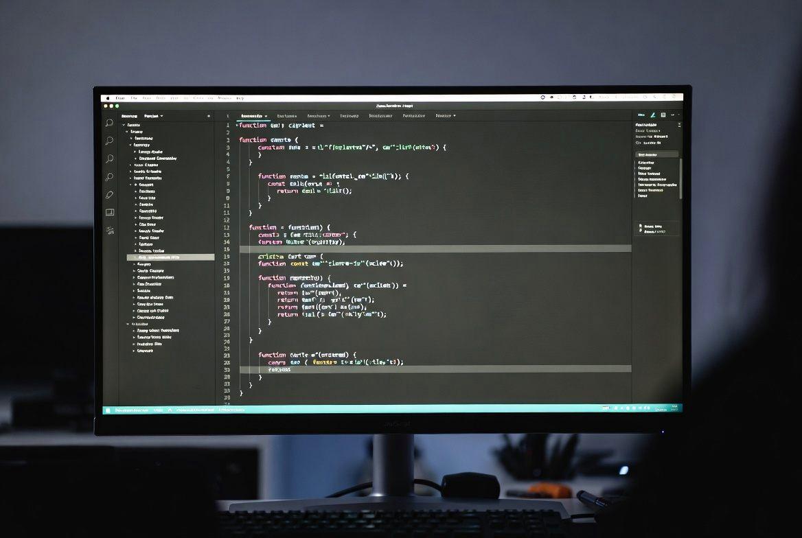 高速に動作するコードエディタの画面。ターミナルでのベンチマーク結果が表示されている様子