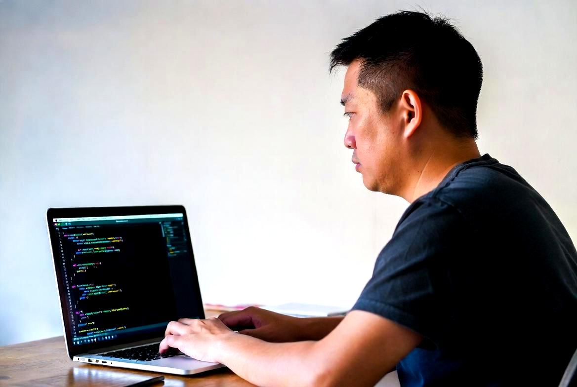 数式が書かれたホワイトボードとPythonのコードエディタが並ぶ学習風景