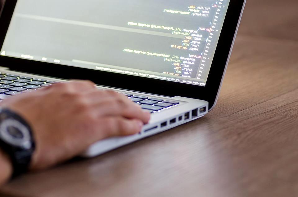 TypeScriptとLispの学習目的やメリットを比較するプログラミングイメージ