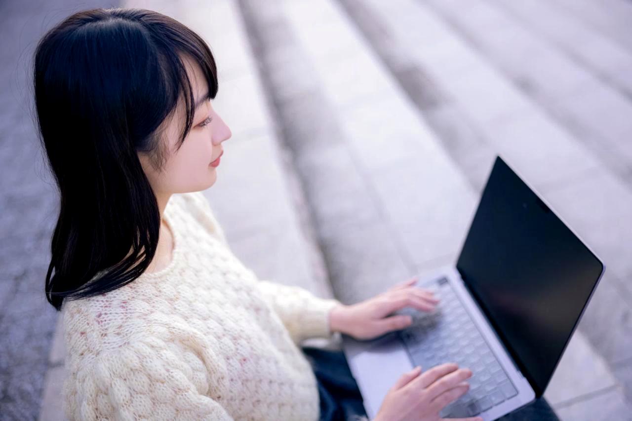 GoとLuaのロゴが並び、AI開発における言語選定の比較を示すイメージ