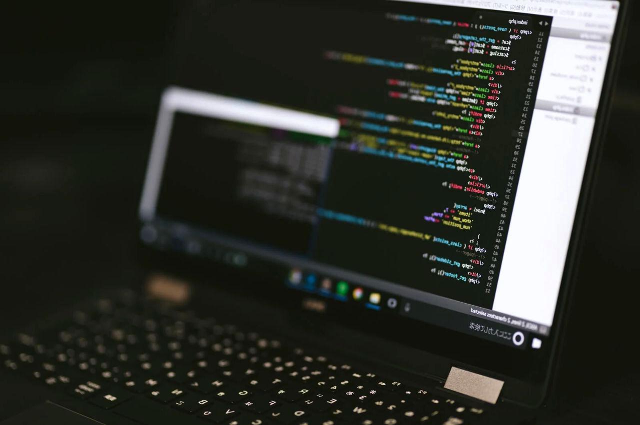 LaravelとFastAPIのロゴが並び、その間で年収グラフが上昇するイメージ