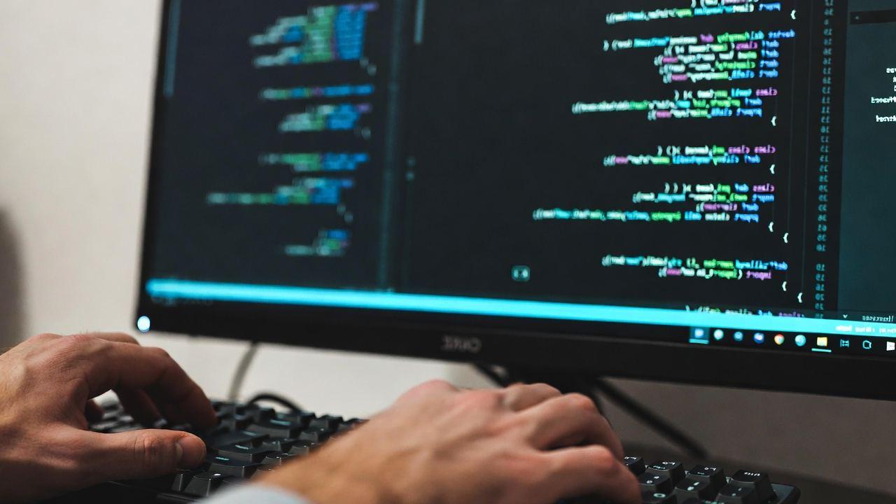コード保守性の観点からHaskellとPerlを比較するイメージ
