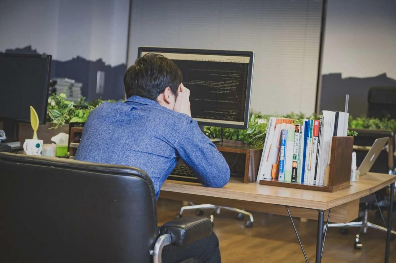 JavaとKotlinのロゴが交差し、その周りに警告アイコンとブレーキレバーが配置された移行リスク管理の概念図
