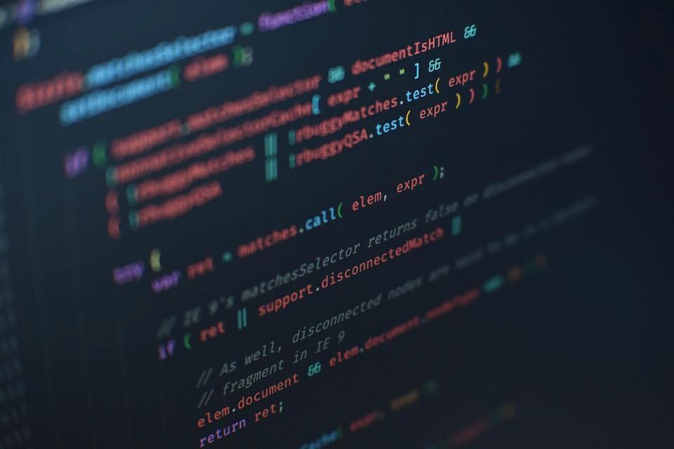 古いサーバールームでPerlの書かれたコードが表示されたモニターと、減少するグラフ