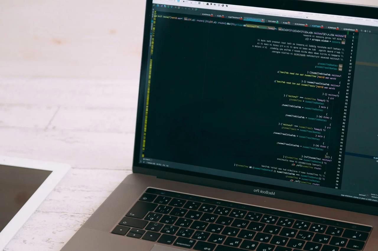 C++による高速処理やメモリ制御を表現したプログラミング画面