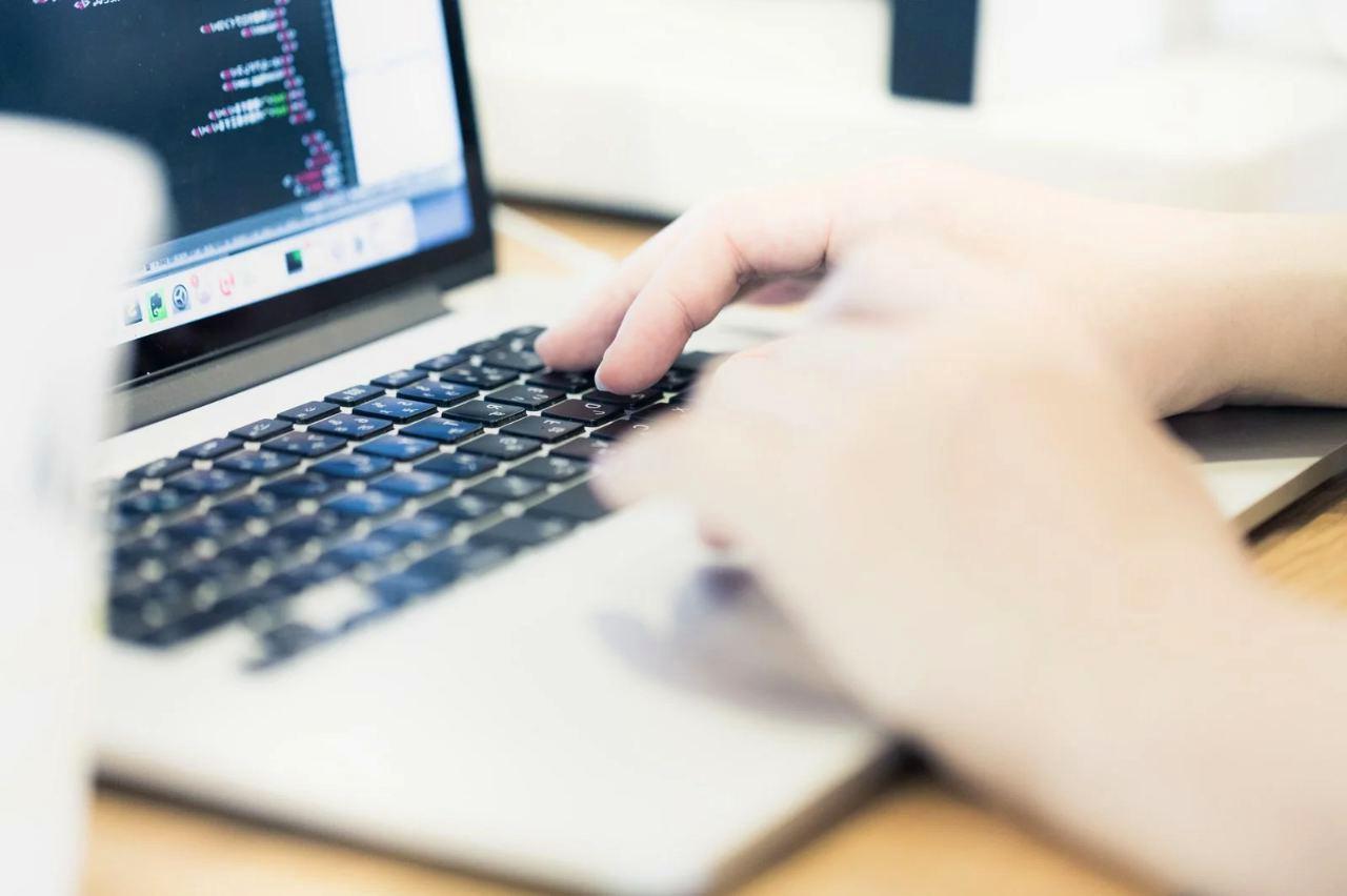 古いプログラミング言語の歴史と現代の位置づけを解説するアイキャッチ画像