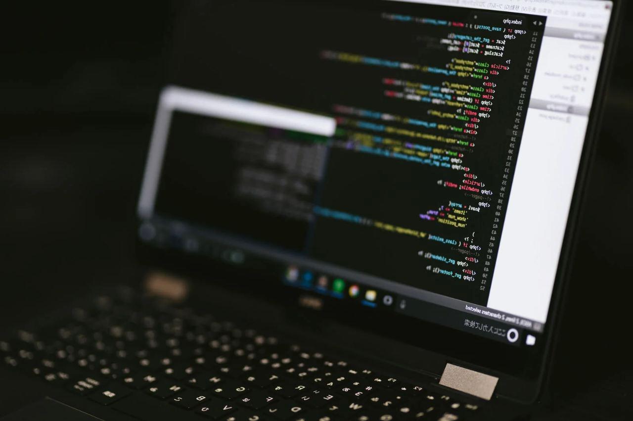 エンジニアのキャリア方向性に応じたPHPとKotlinの選択基準を示す比較イメージ