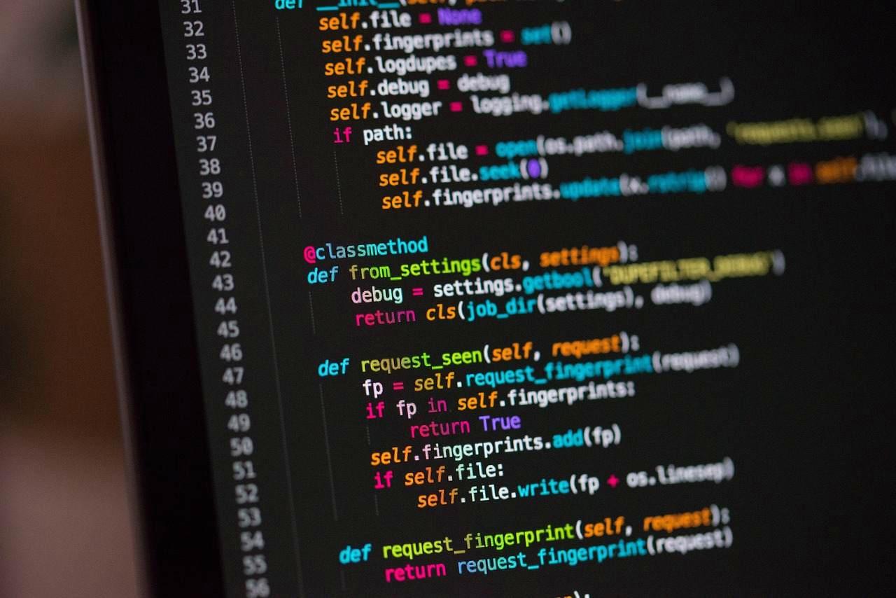 Scalaの複雑な例外スタックトレースが表示された暗いターミナル画面のイメージ