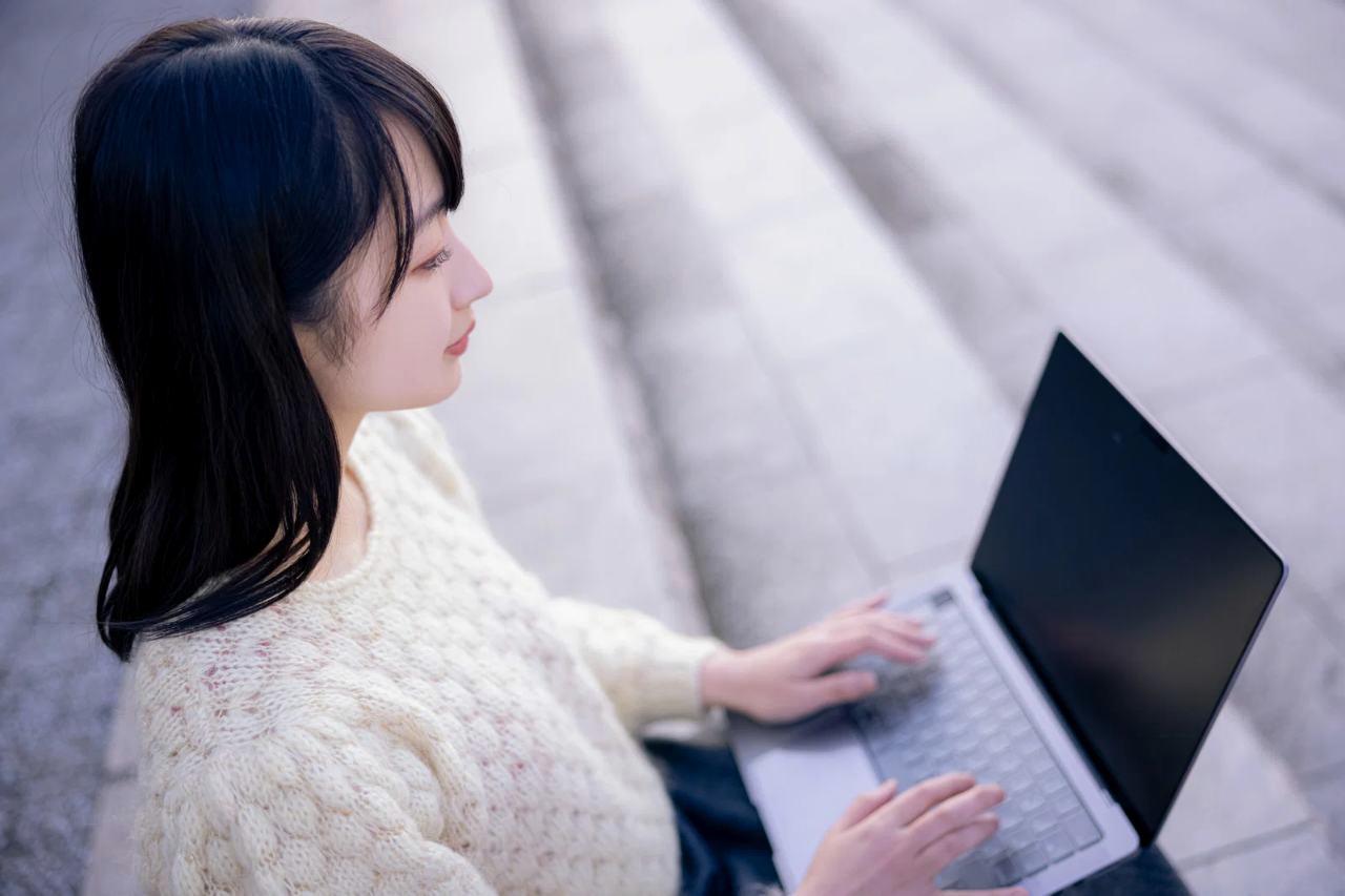 C++が高性能システム開発で活用される未来のイメージ