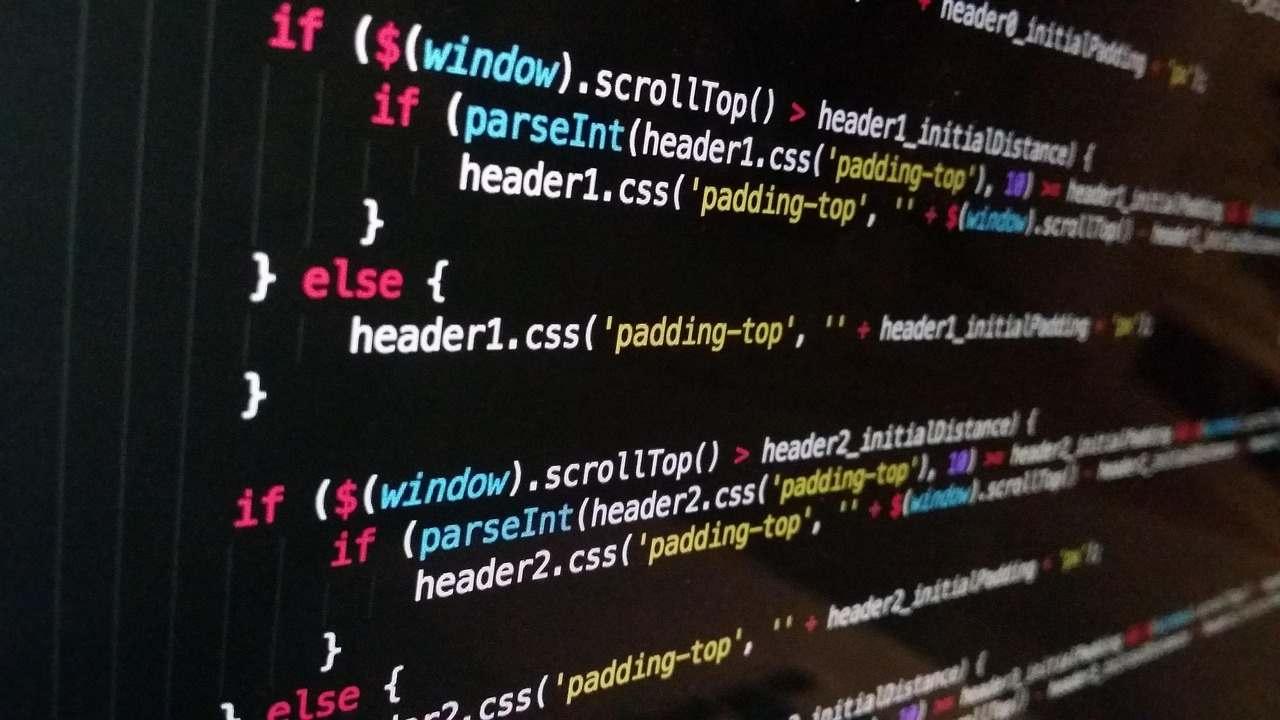 TypeScriptとJavaの求人需要やスキルを比較するイメージ