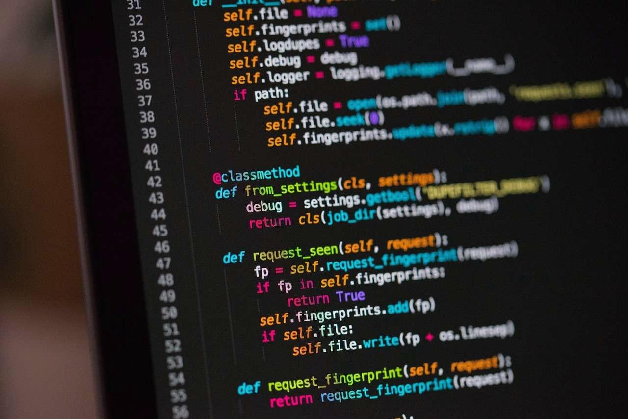 Pythonのループ内クロージャで発生する遅延バインディングのバグを示すコードイメージ