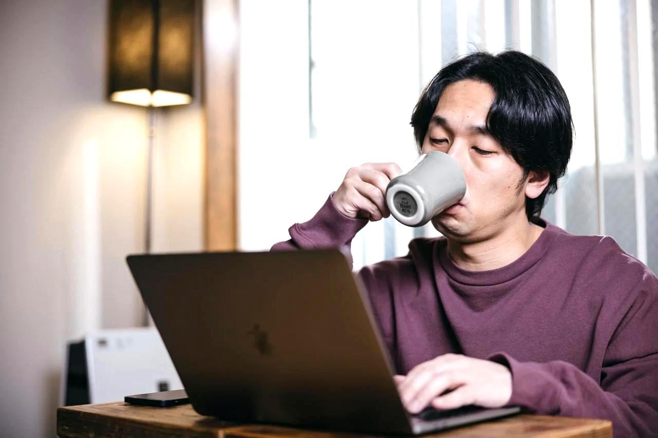 複数のスレッドが同時にメモリバッファへアクセスしてデータ破損が起きる競合状態の概念図